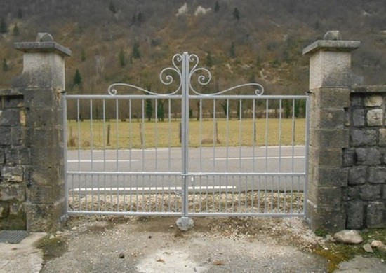 Photo de portail  chapeau de gendarme et son portillon